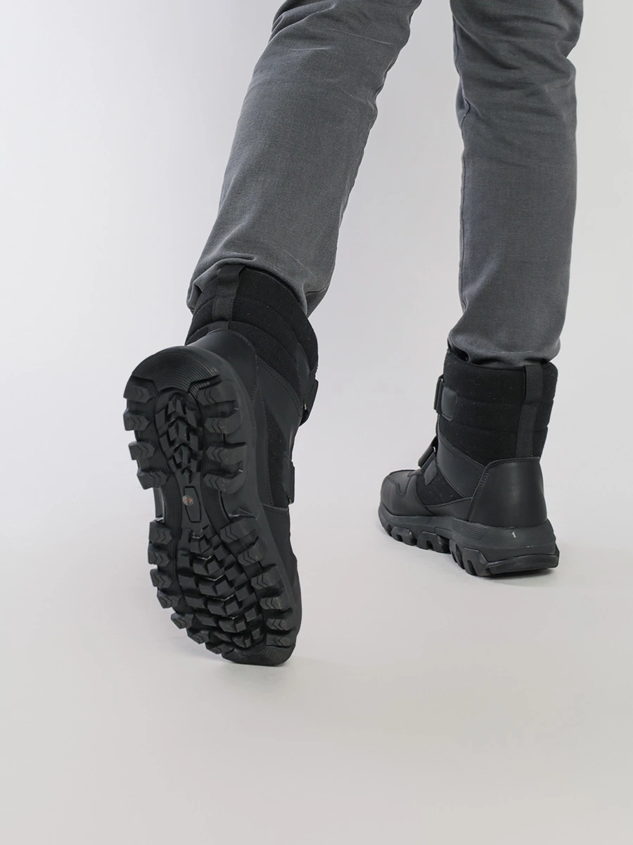 Ботинки черного цвета с ремешками на липучках